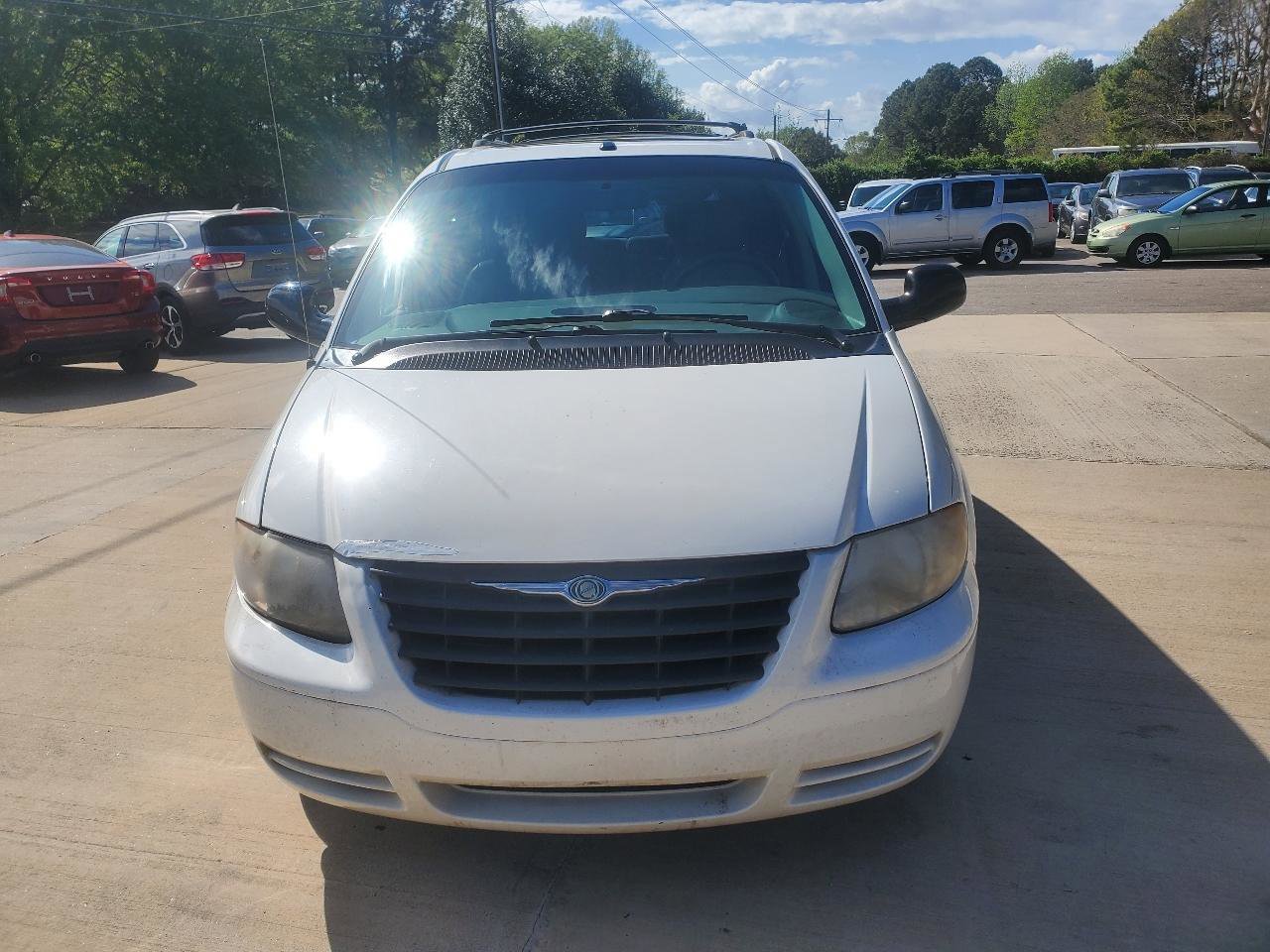 Used 2006 Chrysler Town & Country Limited w/ Popular Equipment Group I FWD image 2