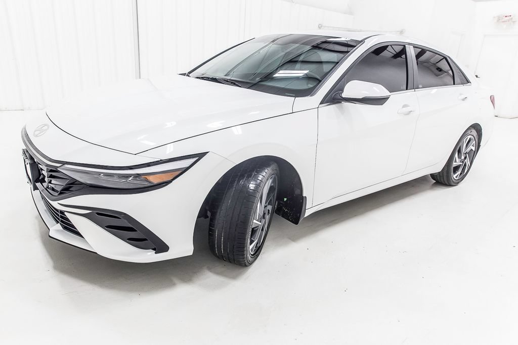 Used 2025 Hyundai Elantra Limited FWD image 2