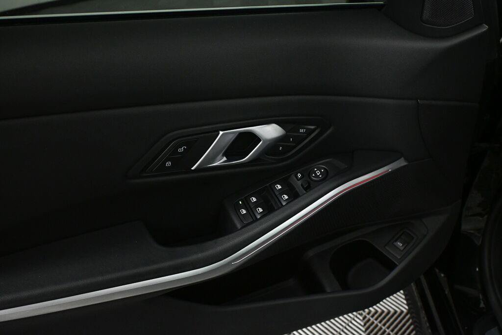 Used 2025 BMW 330i Sedan w/ Convenience Package RWD image 21