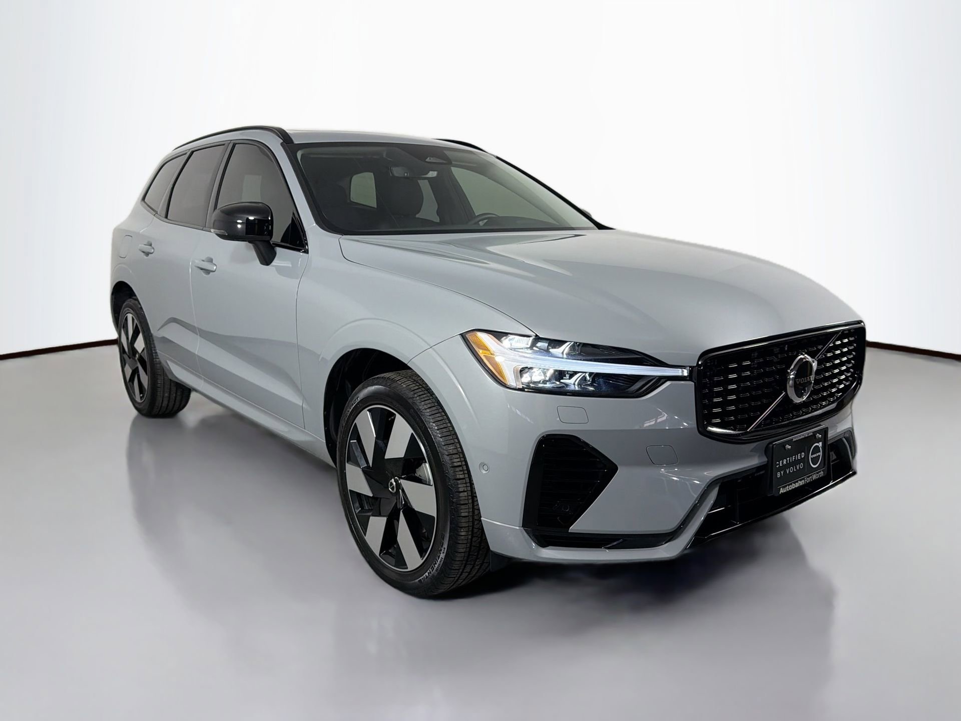 Certified 2025 Volvo XC60 T8 Plus w/ Protection Package Premier image 3