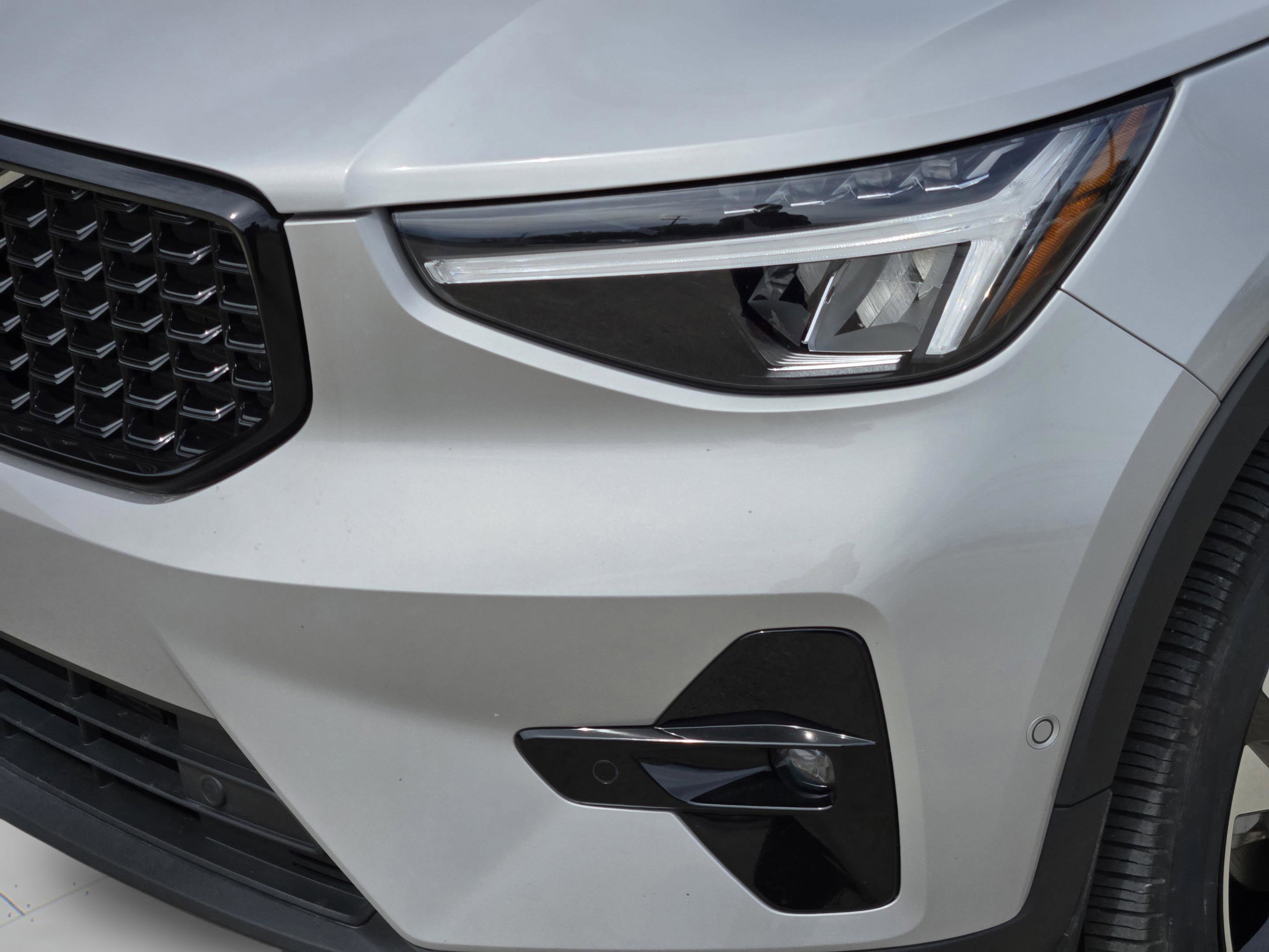 Used 2025 Volvo XC40 B5 Plus image 16