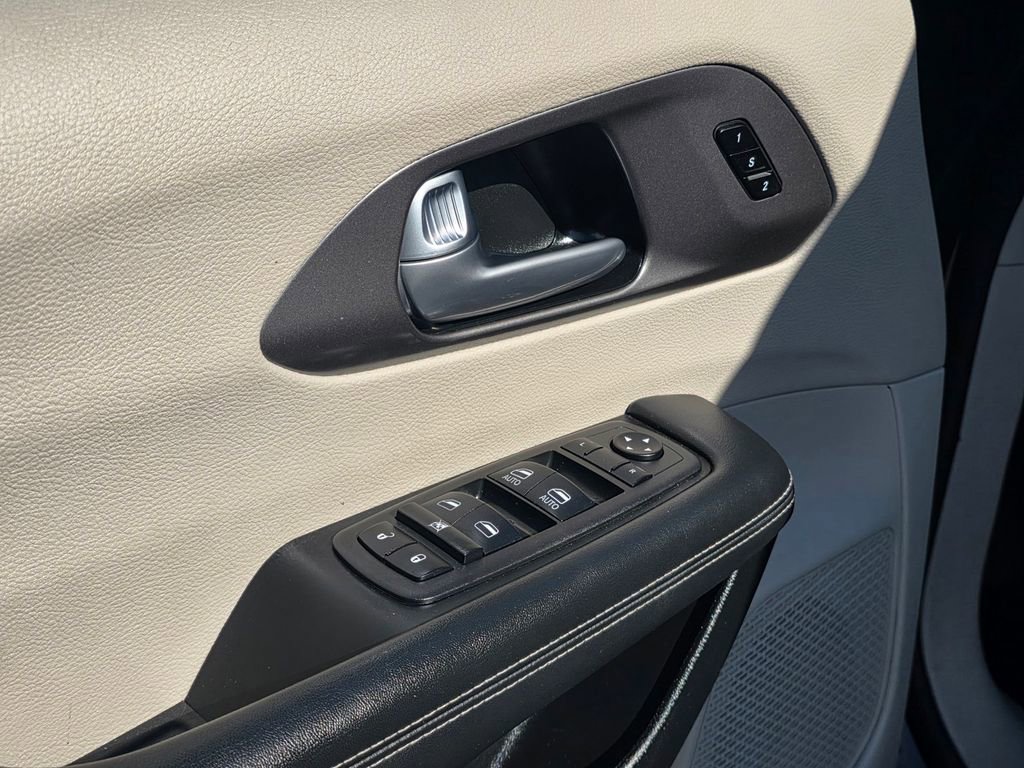 Certified 2023 Chrysler Pacifica Touring-L image 14