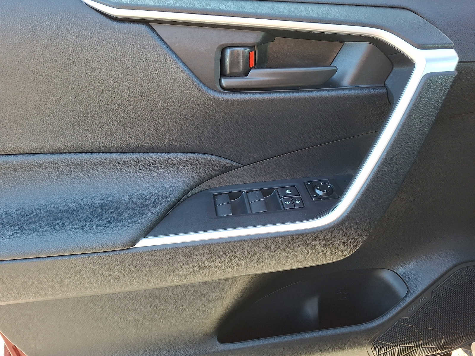 Used 2023 Toyota RAV4 LE image 9