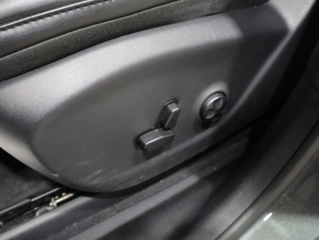 Used 2019 Jeep Cherokee Latitude Plus AWD/4WD image 12