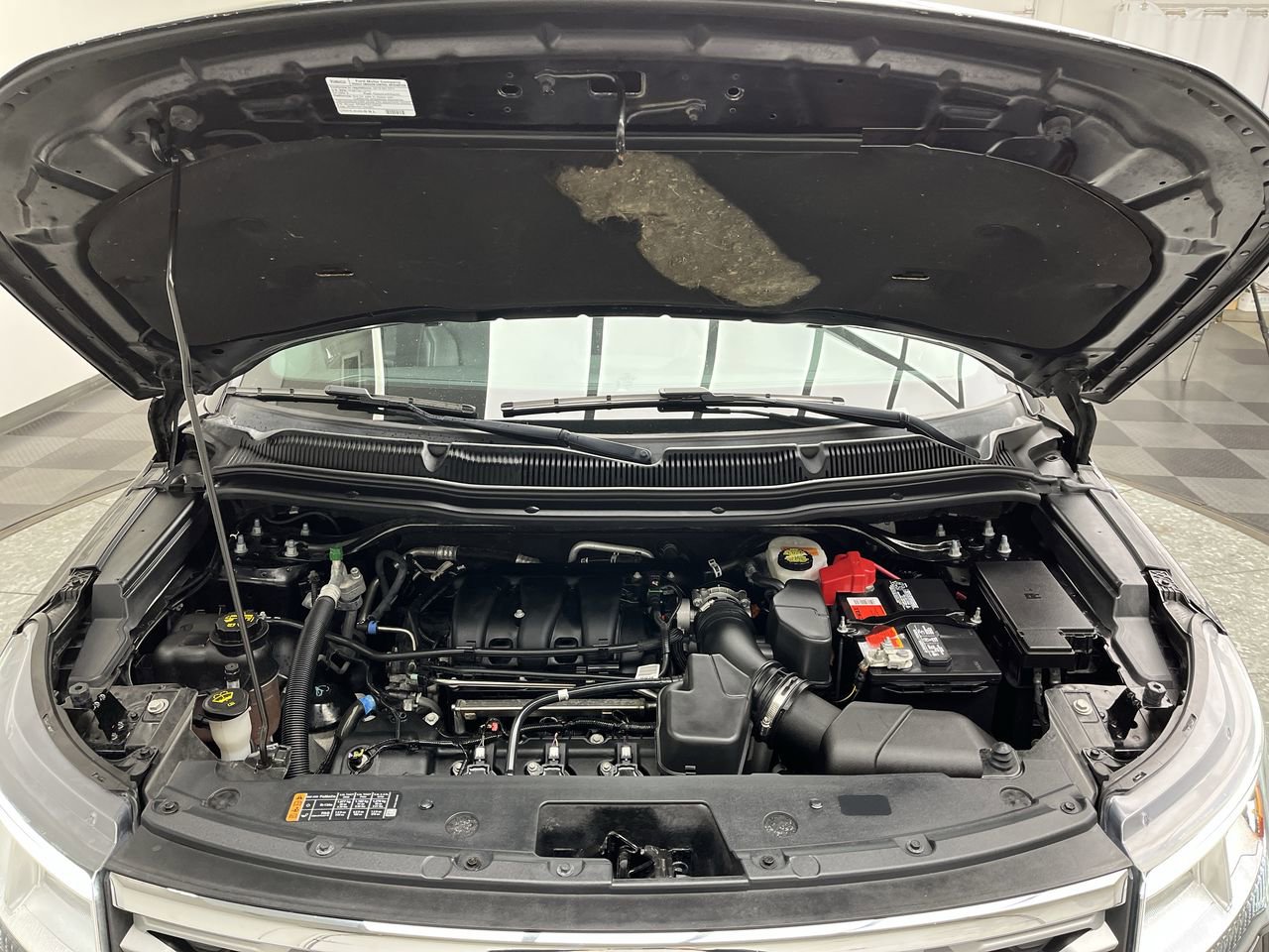 Used 2019 Ford Explorer XLT w/ Equipment Group 202A AWD/4WD image 32
