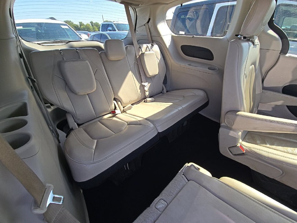 Used 2021 Chrysler Pacifica Touring-L FWD image 5