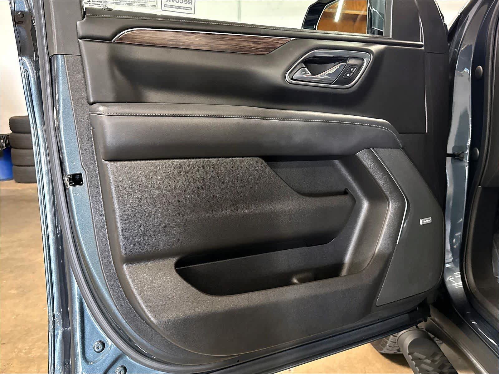 Used 2021 Chevrolet Tahoe Z71 w/ Luxury Package AWD/4WD image 25