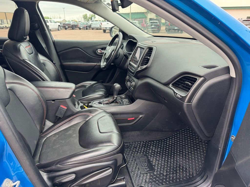 Used 2019 Jeep Cherokee Trailhawk w/ Cold Weather Group AWD/4WD image 23