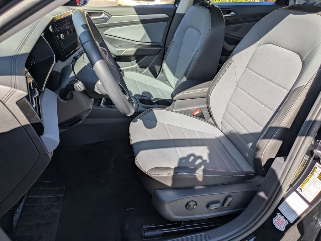 Used 2025 Volkswagen Jetta SE image 14