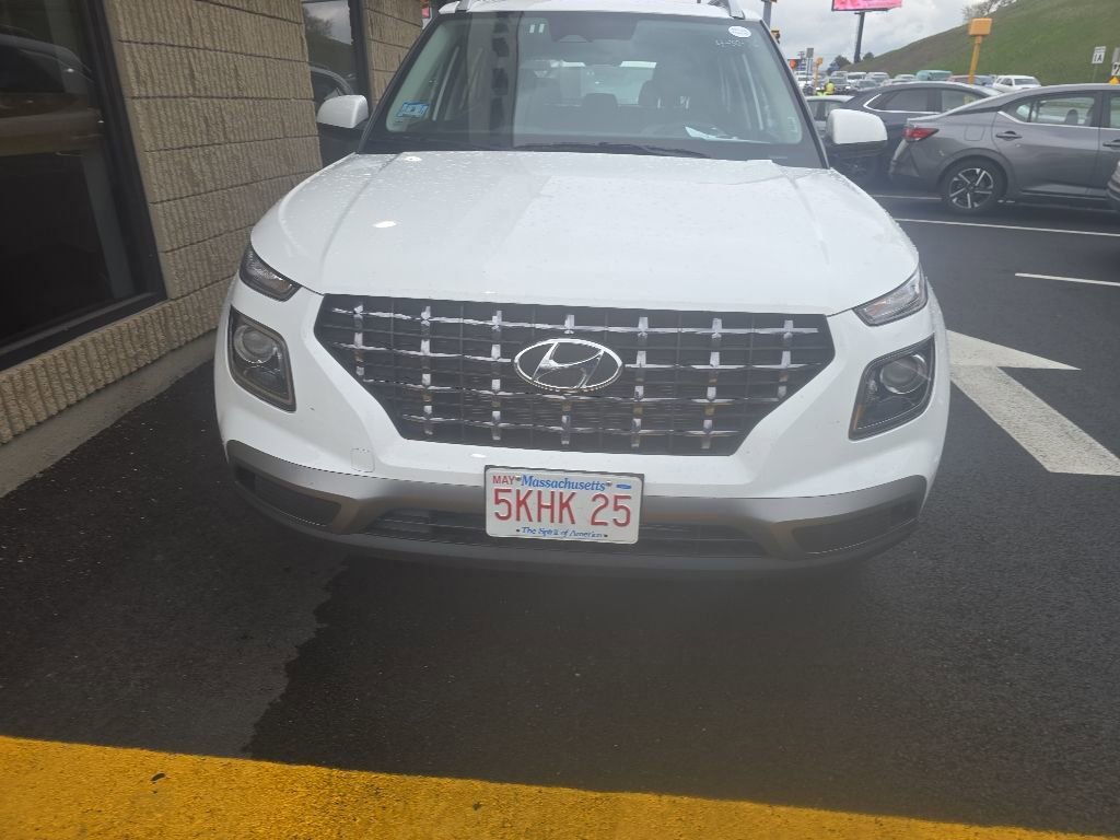Used 2025 Hyundai Venue SEL FWD image 2