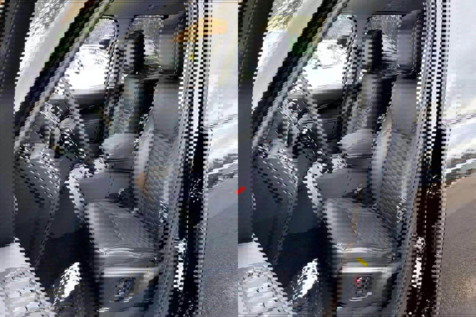 Used 2024 Land Rover Discovery S image 9