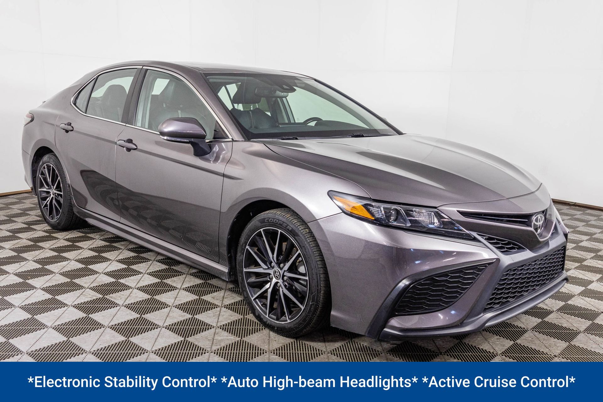 Used 2022 Toyota Camry SE w/ Cold Weather Package FWD image 11