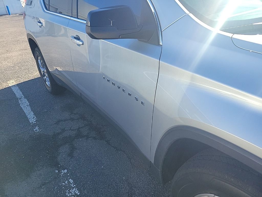 Used 2021 Chevrolet Traverse LS image 7