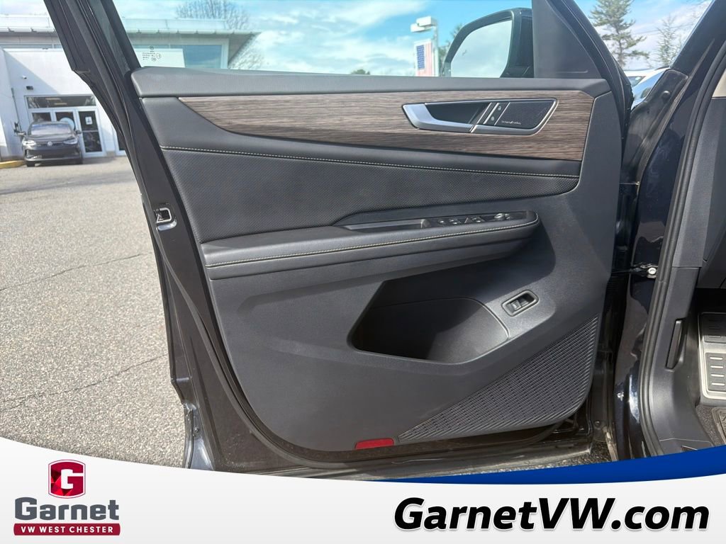 Used 2025 Volkswagen Atlas SEL Premium R-Line image 11