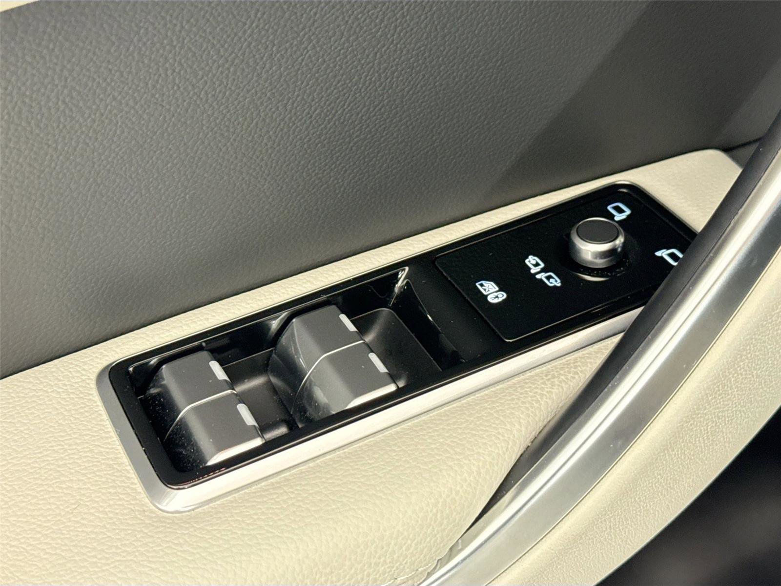 Used 2024 Jaguar XF R-Dynamic SE image 30