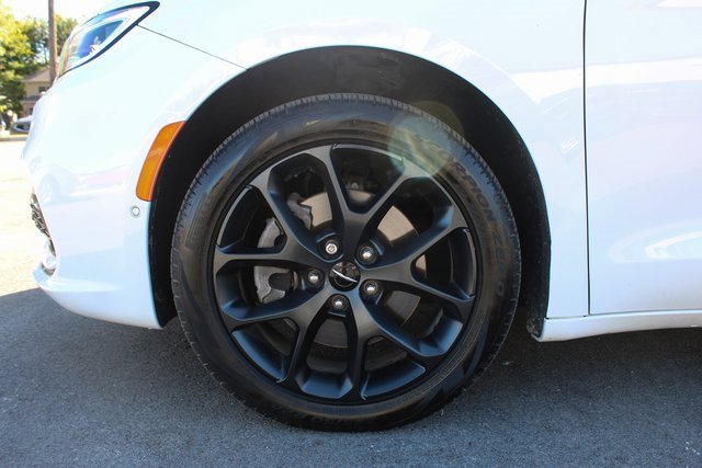 Used 2023 Chrysler Pacifica Limited w/ S Appearance Package image 45