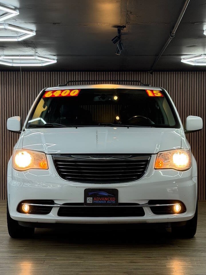 Used 2015 Chrysler Town & Country Touring w/ Driver Convenience Group FWD image 2