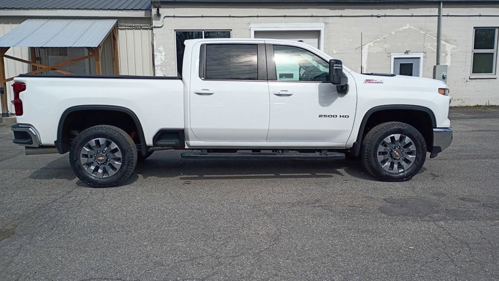 Used 2024 Chevrolet Silverado 2500 LT AWD/4WD image 4