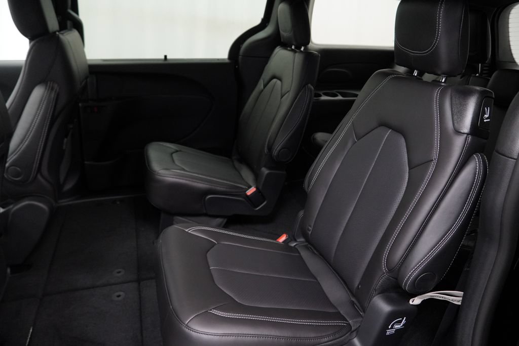 New 2027 Chrysler Pacifica Select FWD image 17