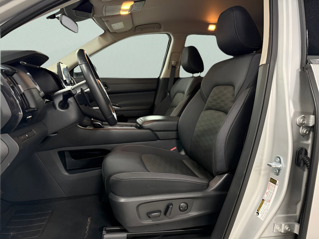 Used 2024 Nissan Pathfinder SV image 17