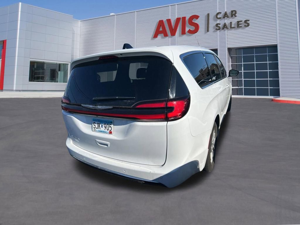 Used 2025 Chrysler Pacifica Select image 3