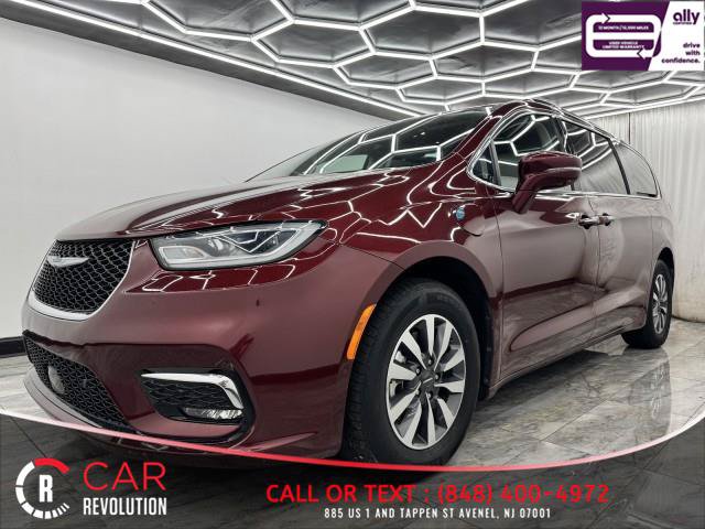 Used 2021 Chrysler Pacifica Touring-L FWD image 3