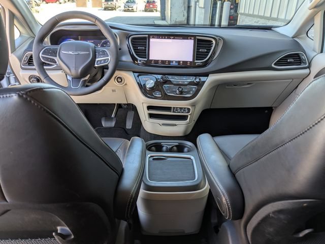 Used 2023 Chrysler Pacifica Touring-L FWD image 4
