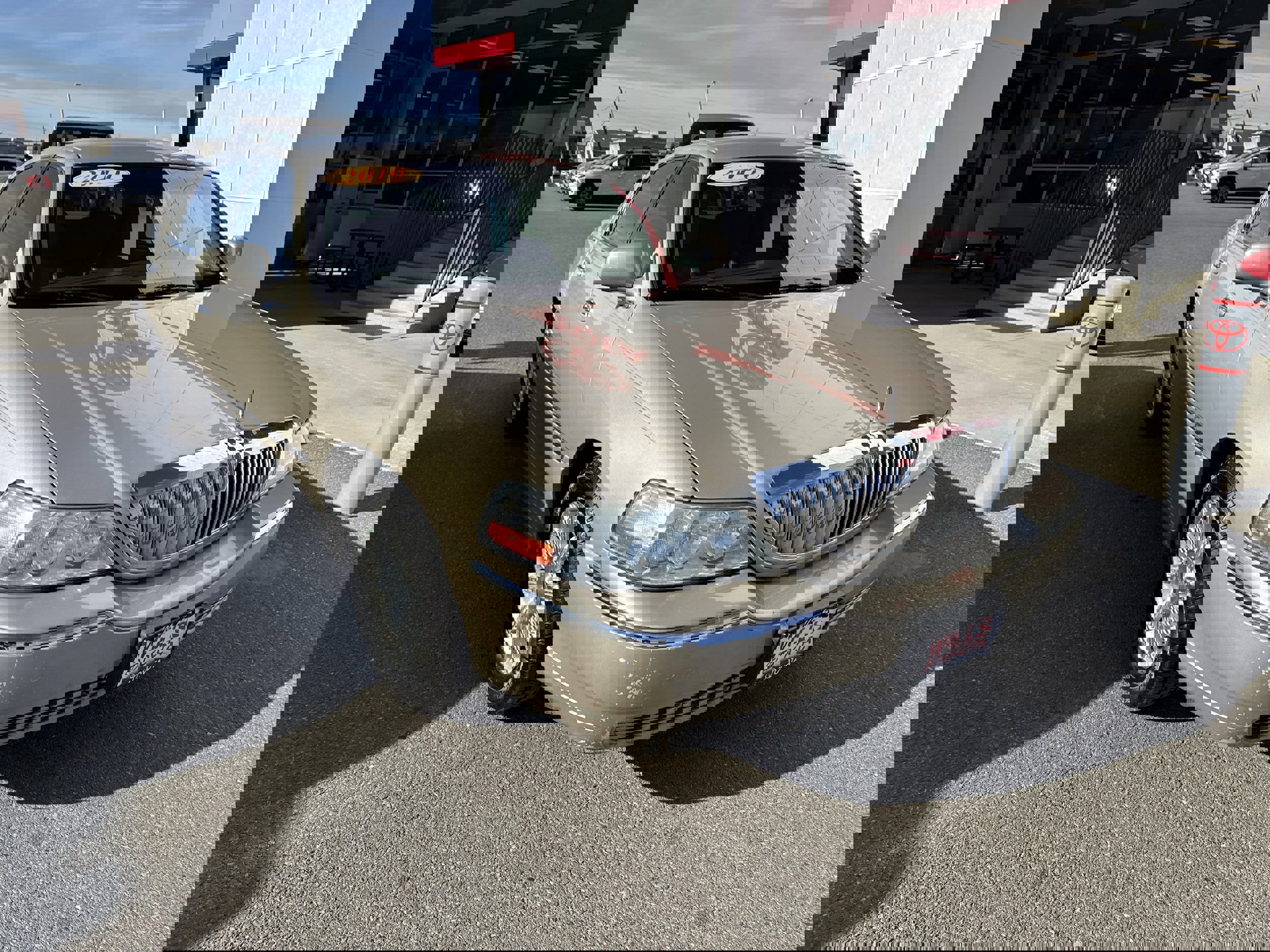 Used 2010 Lincoln Town Car Signature Limited image 1