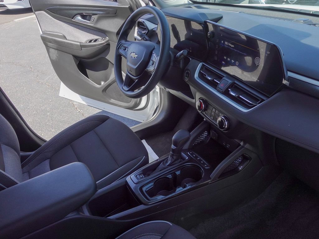 Used 2025 Chevrolet TrailBlazer LS w/ LS Convenience Package FWD image 14