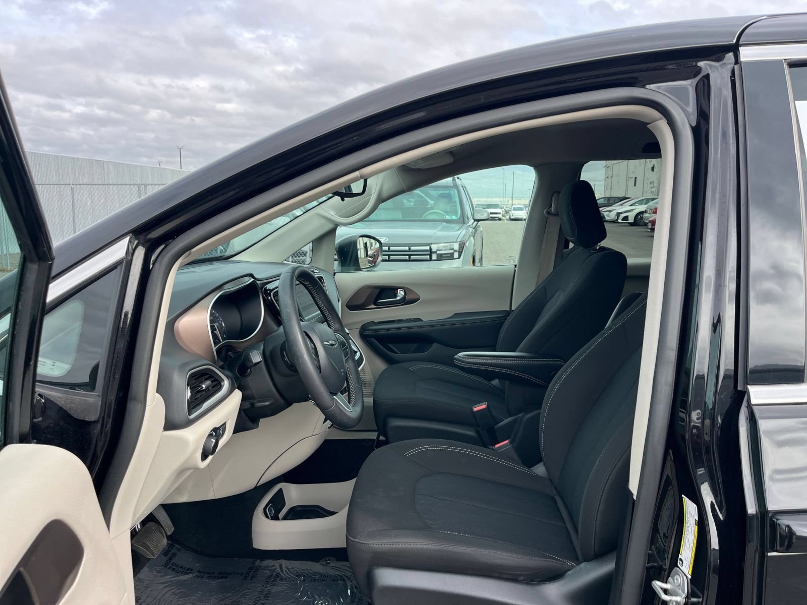 Used 2024 Chrysler Voyager LX FWD image 28