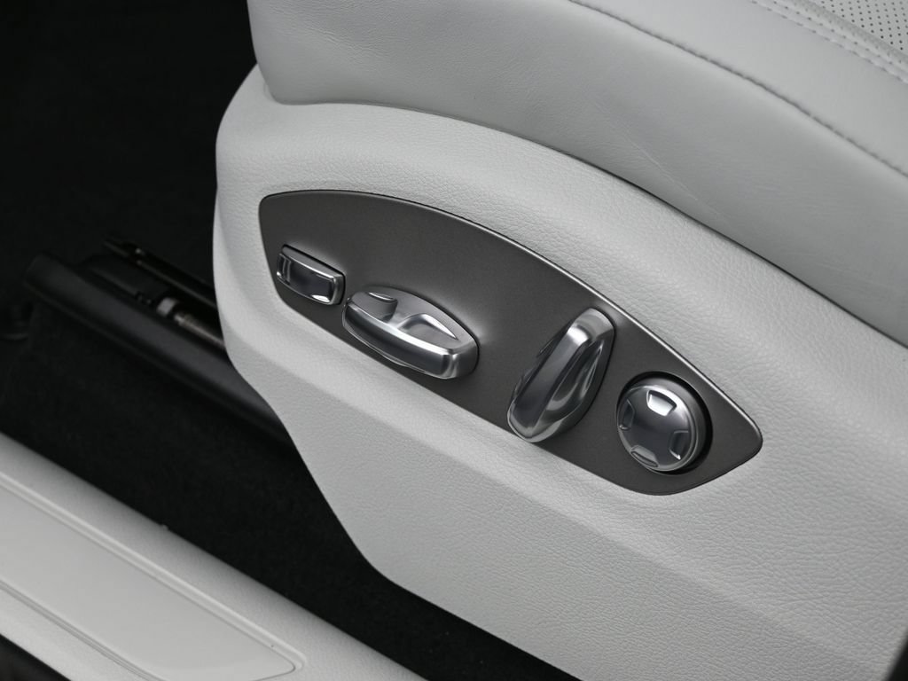 Certified 2026 Porsche Macan AWD/4WD image 19