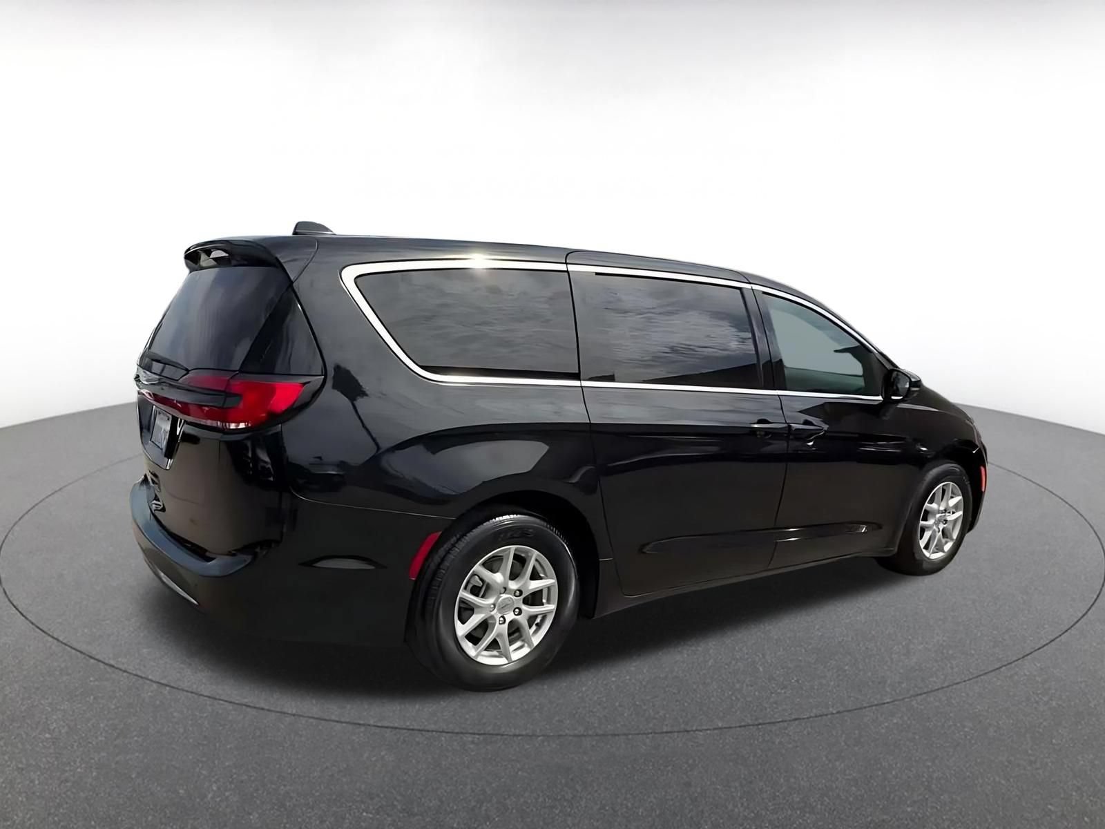 Used 2025 Chrysler Pacifica Select FWD image 12