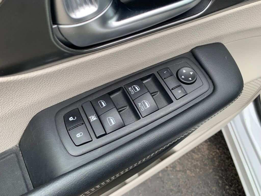 Used 2024 Chrysler Pacifica Touring-L image 10