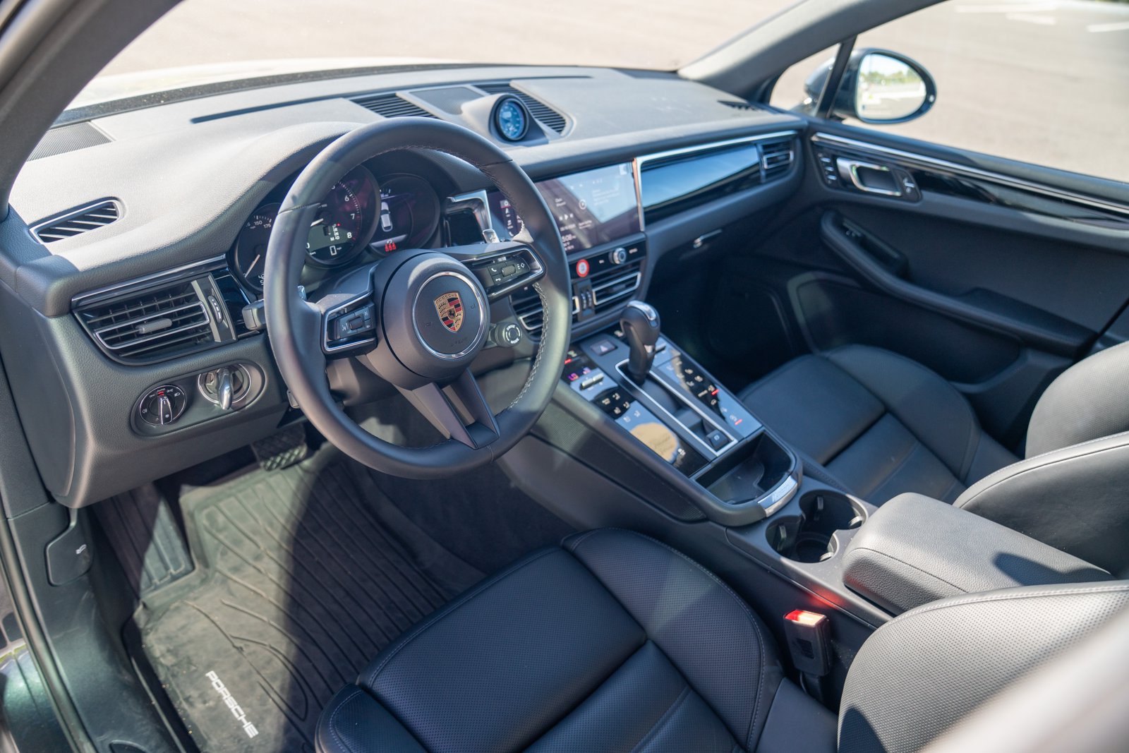 Certified 2026 Porsche Macan AWD/4WD image 4