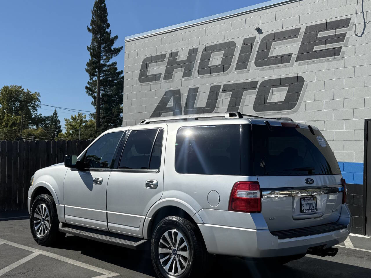 Used 2017 Ford Expedition XLT image 24