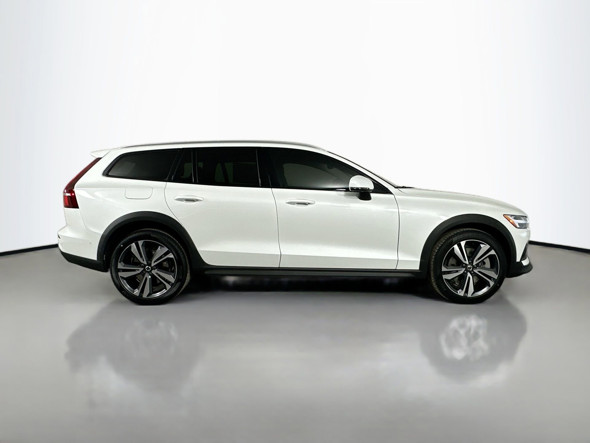 New 2026 Volvo V60 B5 Cross Country Plus w/ Protection Package Premier AWD/4WD image 4