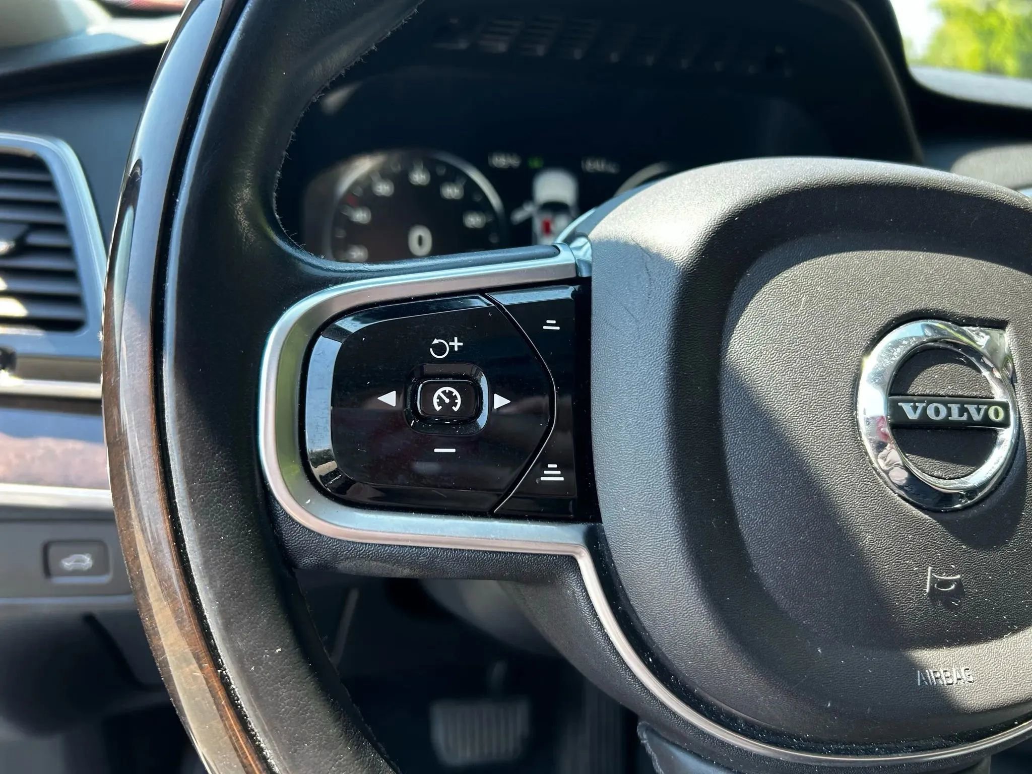 Used 2016 Volvo XC90 T6 Momentum w/ Momentum Plus Package AWD/4WD image 14