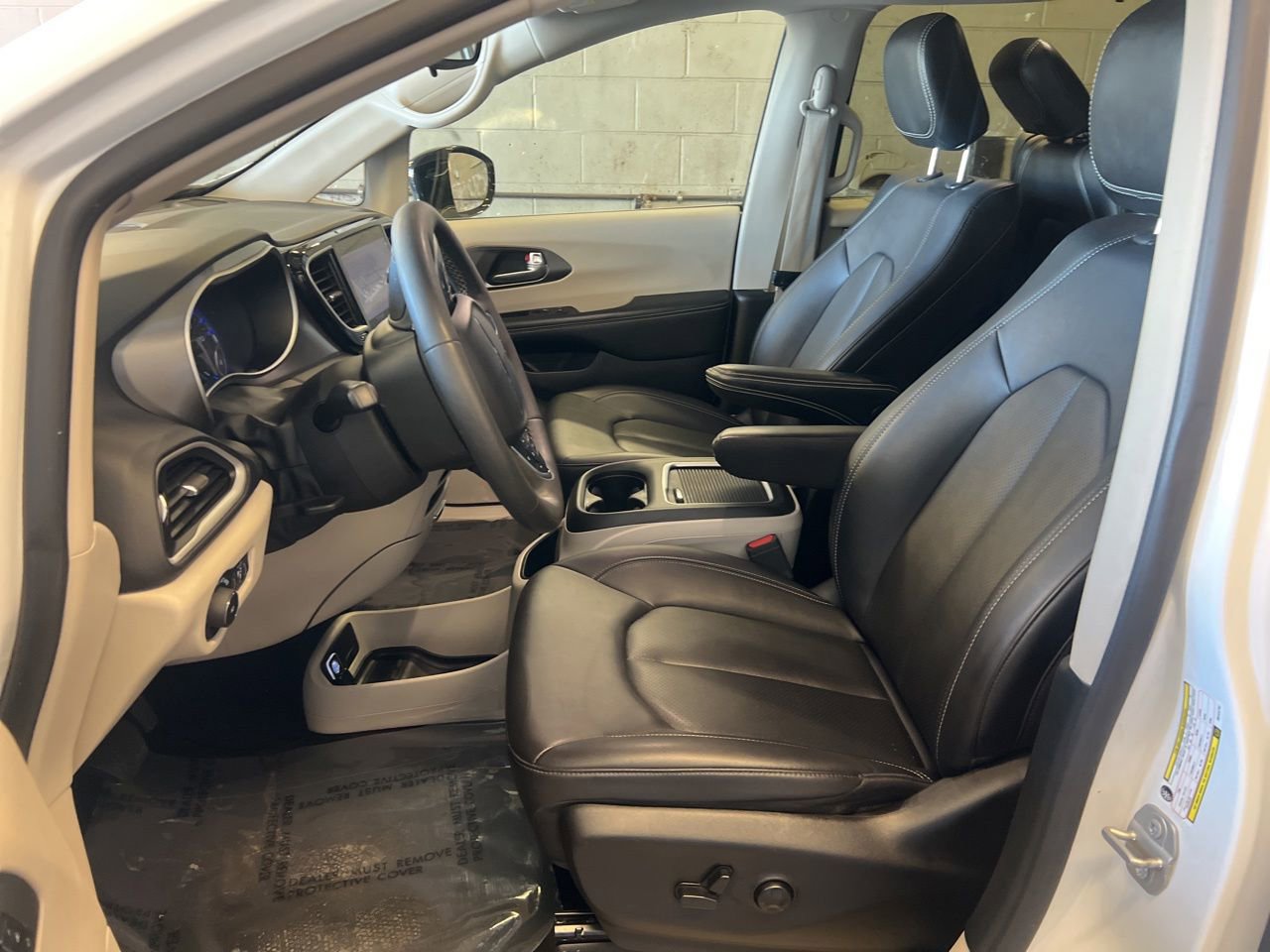 Used 2024 Chrysler Pacifica Touring-L FWD image 15