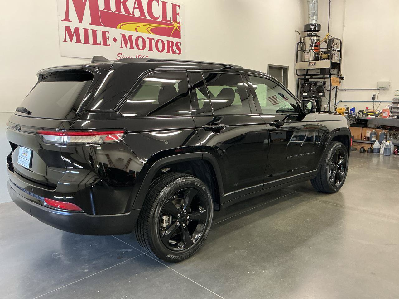 Used 2023 Jeep Grand Cherokee Altitude AWD/4WD image 7