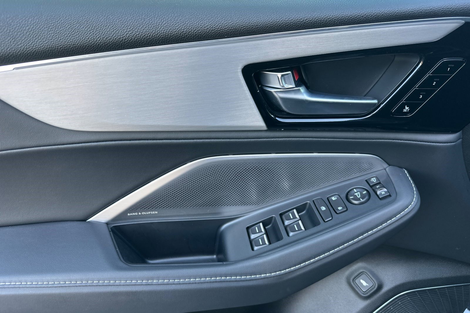 Used 2025 Acura MDX SH-AWD w/ Technology Package image 12