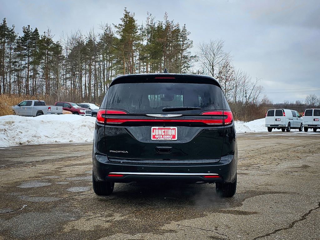 New 2026 Chrysler Pacifica Select image 4