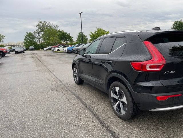Used 2025 Volvo XC40 B5 Plus AWD/4WD image 4