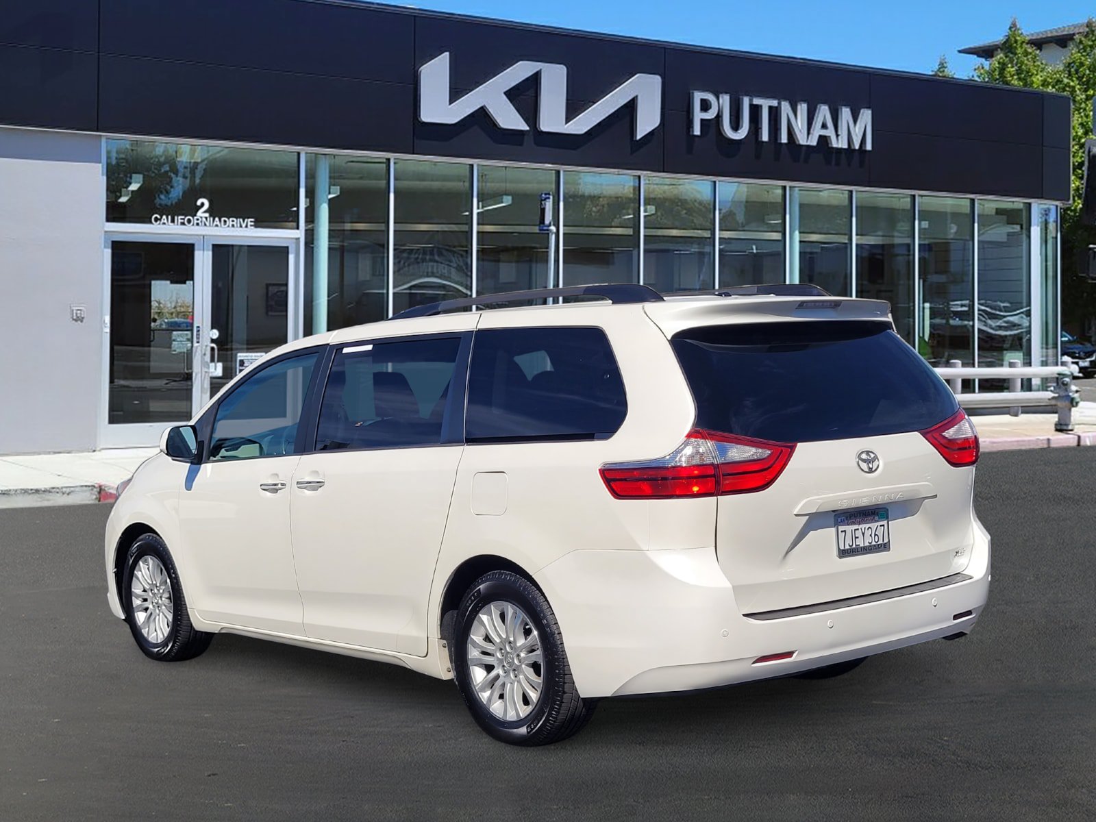 Used 2015 Toyota Sienna XLE w/ XLE Navigation Package FWD image 6