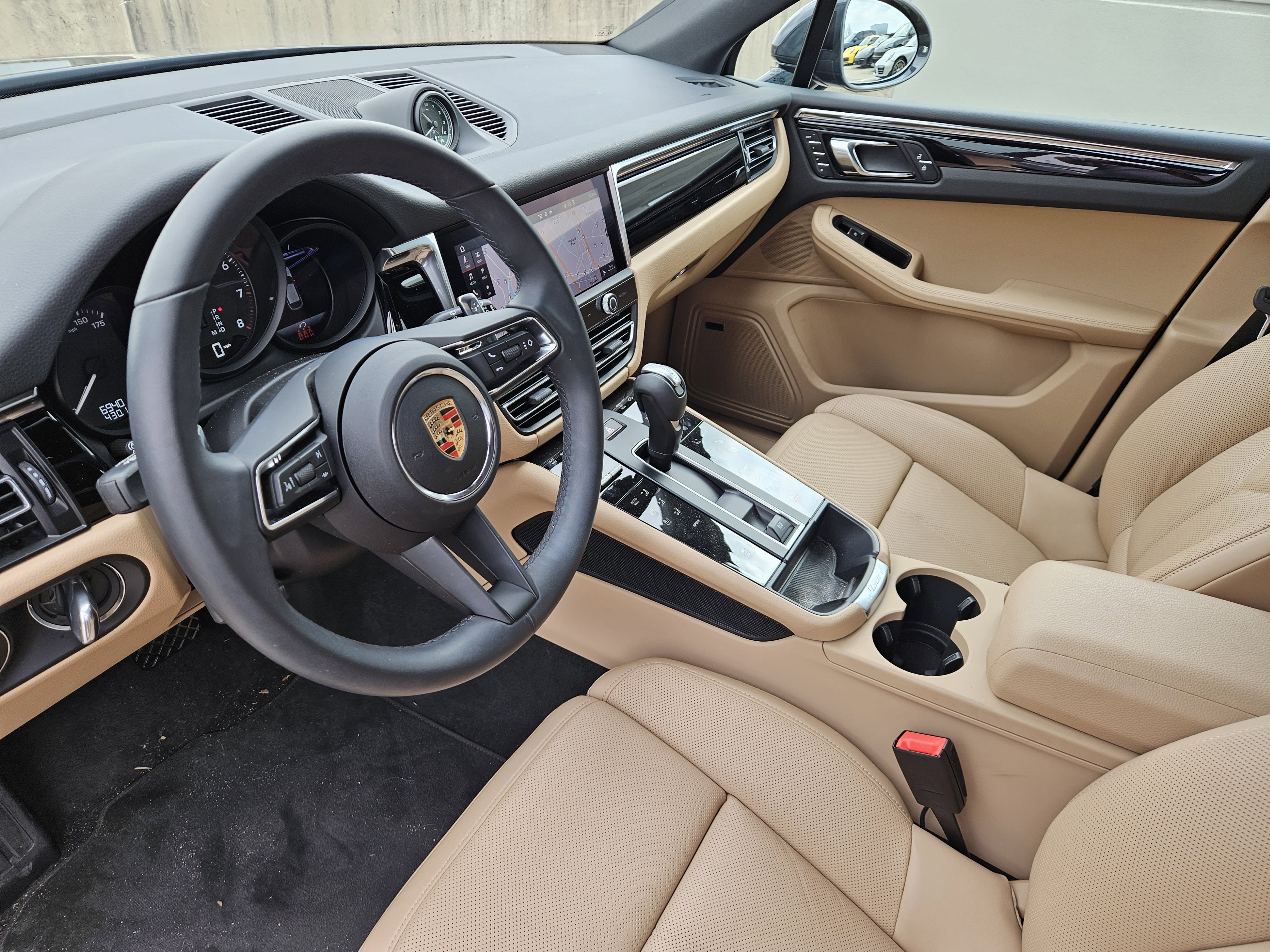 Certified 2025 Porsche Macan image 4