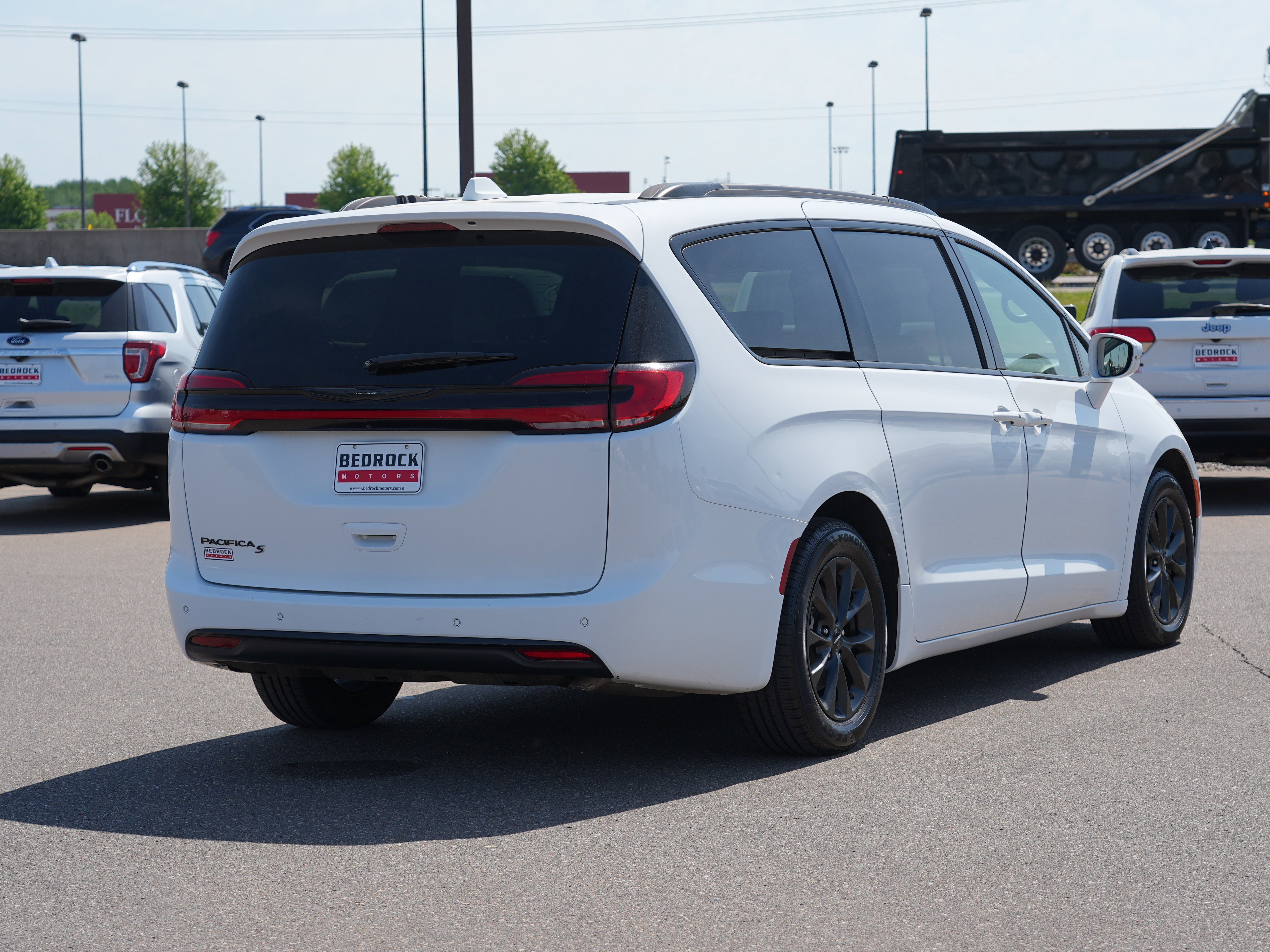 Used 2021 Chrysler Pacifica Touring-L w/ S Appearance Package FWD image 3