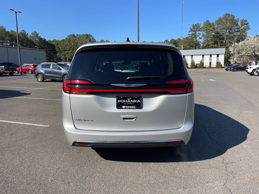 Used 2024 Chrysler Pacifica Touring-L FWD image 9
