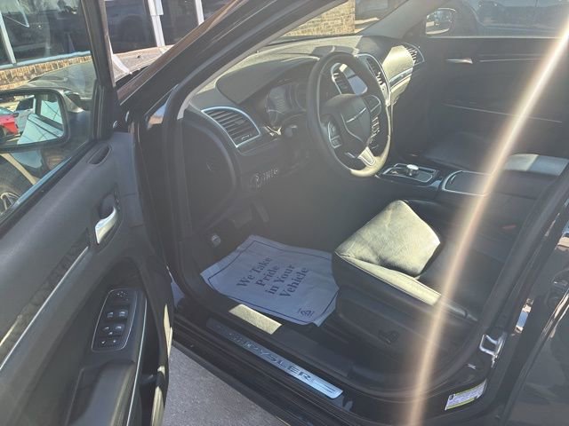 Used 2023 Chrysler 300 Touring L w/ Comfort Group image 19