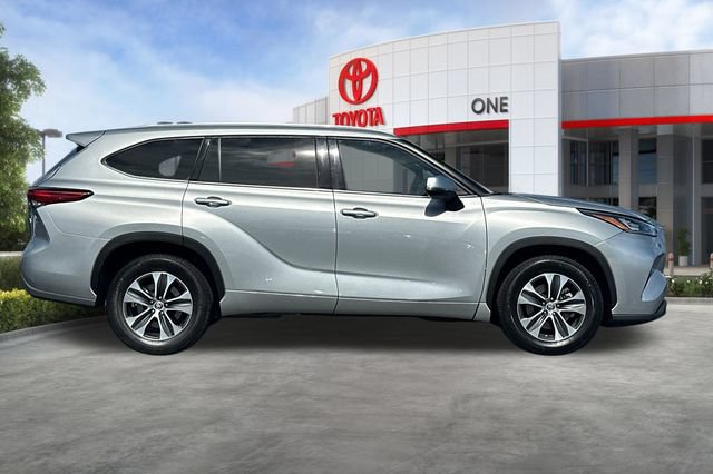 Certified 2020 Toyota Highlander XLE FWD image 3