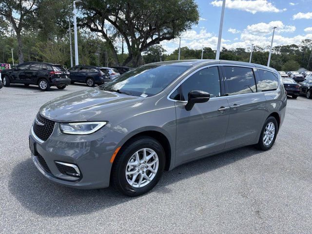 Used 2025 Chrysler Pacifica Select FWD image 5