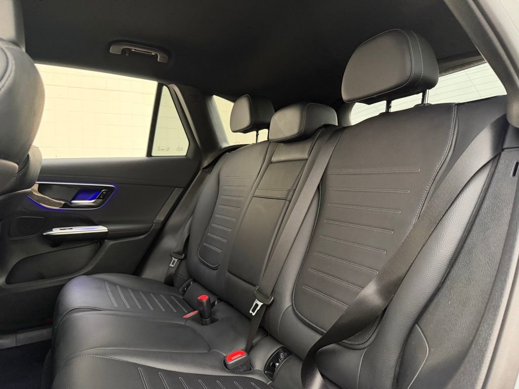 Used 2025 Mercedes-Benz GLC 300 4MATIC image 32
